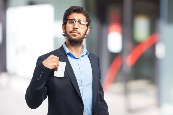 Indischer Geschäftsmann mit Visitenkarte — Stockfoto