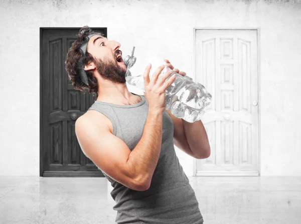 Hombre deporte feliz con botella de agua —  Fotos de Stock