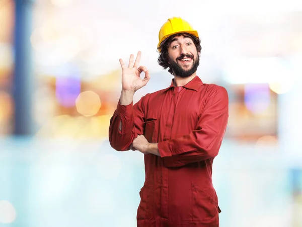 Trabalhador feliz homem com sinal de tudo bem — Fotografia de Stock