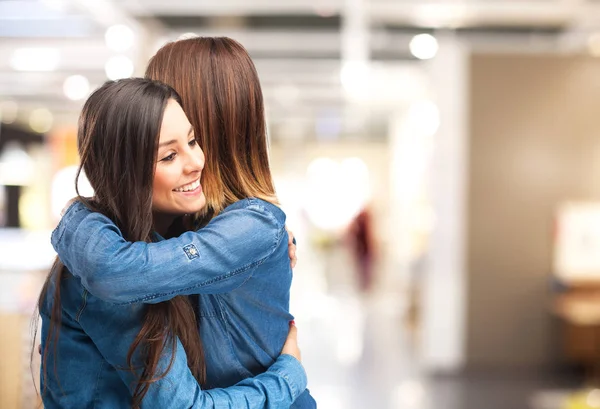 Hermanas felices abrazándose —  Fotos de Stock