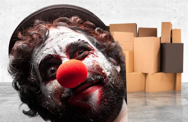 Сумасшедший клоун с сердитым лицом — стоковое фото