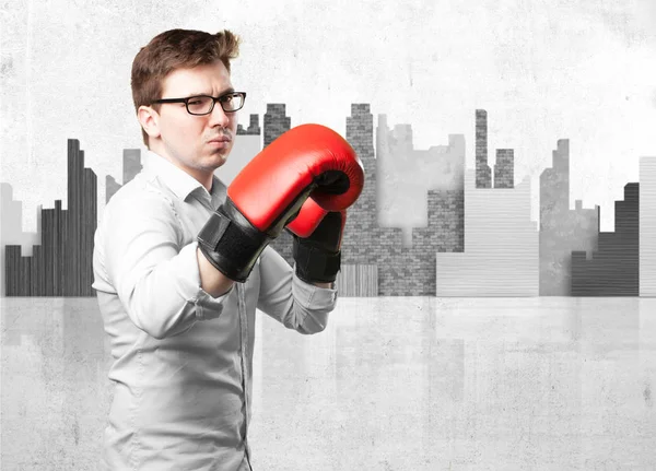 Joven enojado boxeo — Foto de Stock