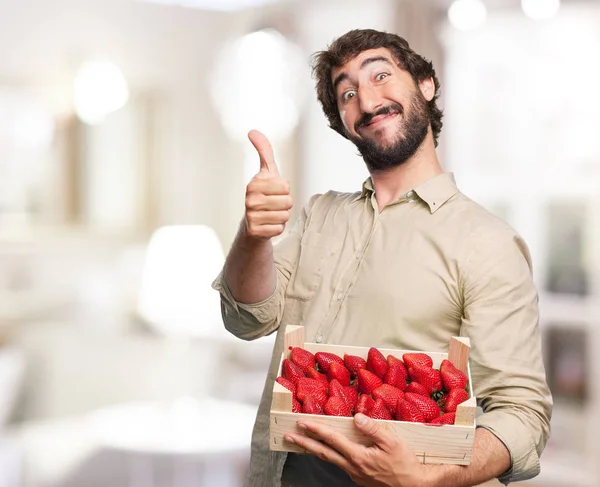 Heureux jeune homme aux fraises — Photo