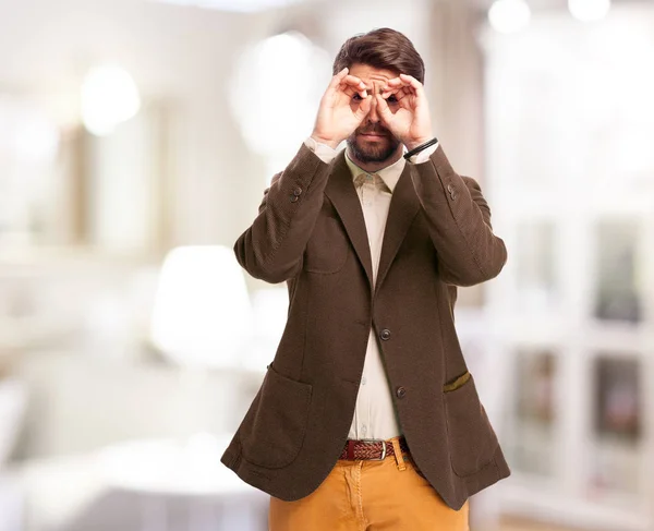 Gelukkig zakenman met verrekijker teken — Stockfoto