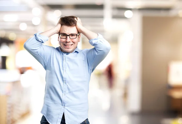 Mladý muž s poraženým znamení Angry — Stock fotografie