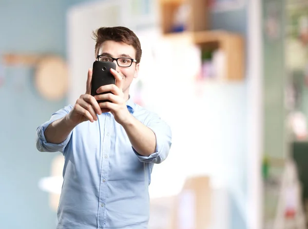 Mann macht Selfie mit Handy — Stockfoto