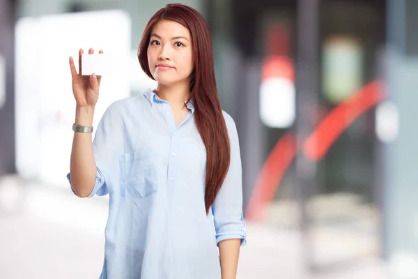 Gelukkig chinese vrouw met creditcard — Stockfoto