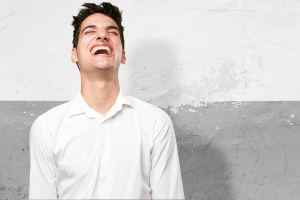 Galen unge mannen skrattar — Stockfoto