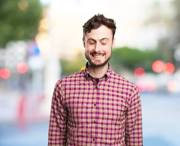 Glücklicher junger Mann lächelt — Stockfoto