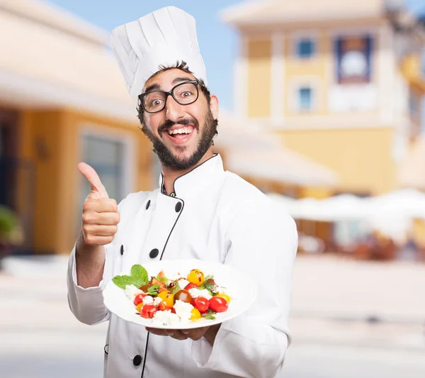 Cocinero hombre bien signo con ensalada —  Fotos de Stock