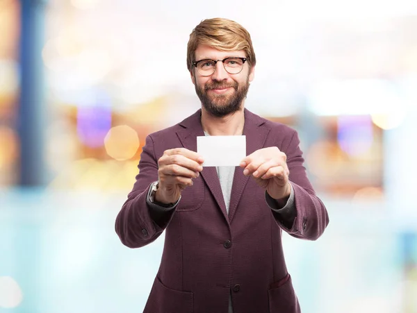 Zufriedener Geschäftsmann mit Visitenkarte — Stockfoto