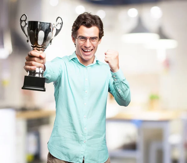 Šťastný mladý muž s sport cup — Stock fotografie