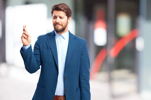 Preoccupato uomo d'affari incrociare le dita — Foto Stock