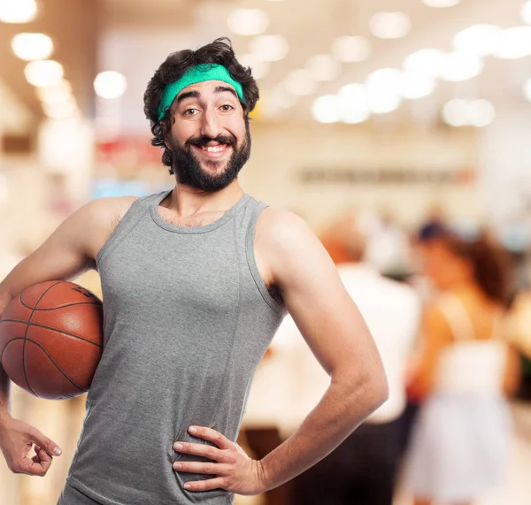 Счастливый спортивный человек с баскетбольным мячом — стоковое фото