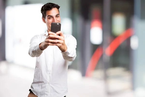 携帯電話で selfie をしている人 — ストック写真