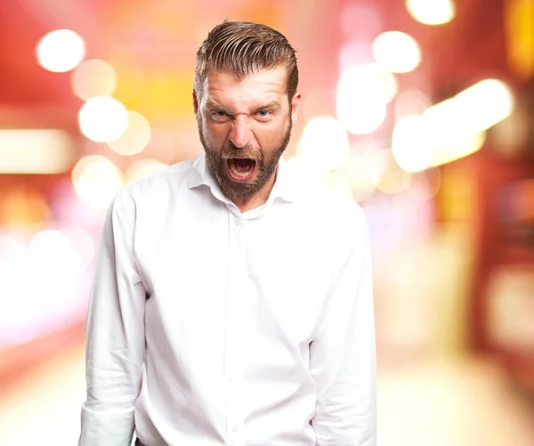 Boze jongeman schreeuwend — Stockfoto