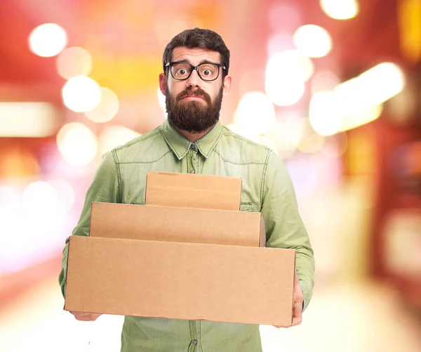 Jeune homme stressé avec des boîtes — Photo