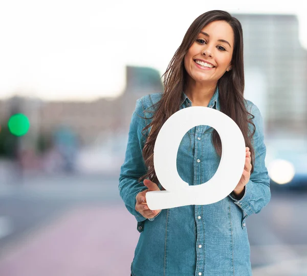 Glad ung kvinna med bokstaven q — Stockfoto