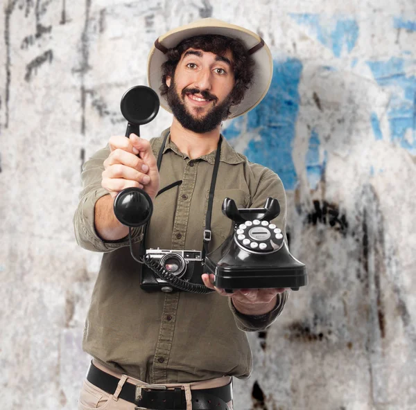 Loco explorador hombre con teléfono — Foto de Stock