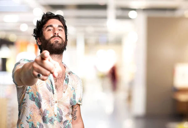 Orgulloso joven apuntando al frente — Foto de Stock