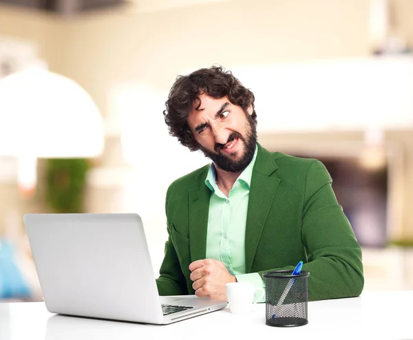 Homem de negócios irritado com laptop — Fotografia de Stock