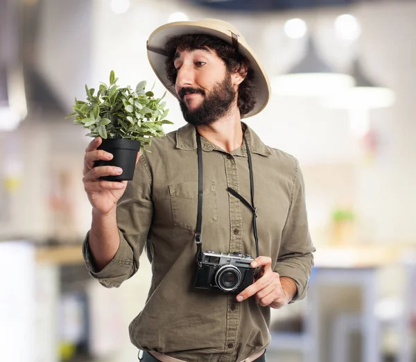 Verrückter Entdecker Mann mit Pflanze — Stockfoto