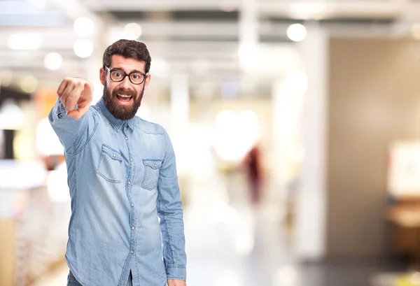 Gelukkig jonge man aanwijsapparaat voorzijde — Stockfoto