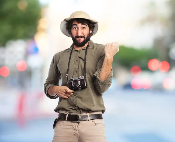 Homme explorateur fou avec signe de célébration — Photo