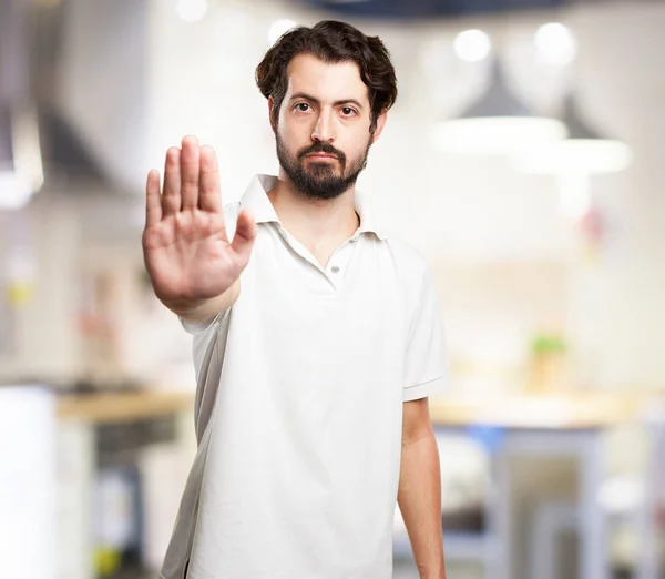 Wütender junger Mann mit Stopp-Geste — Stockfoto