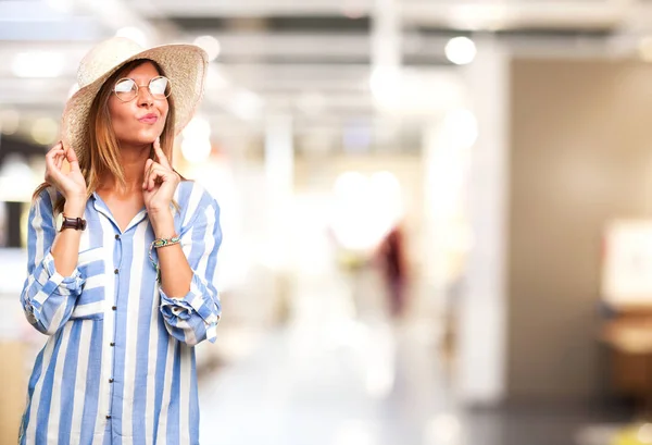 Glückliche junge Frau zweifelt — Stockfoto