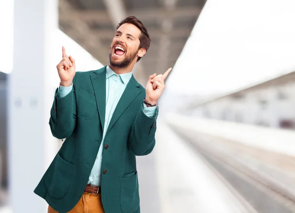 Feliz hombre de negocios en la celebración de pose — Foto de Stock