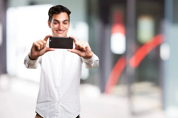 Mies tekee selfie matkapuhelimeen — kuvapankkivalokuva