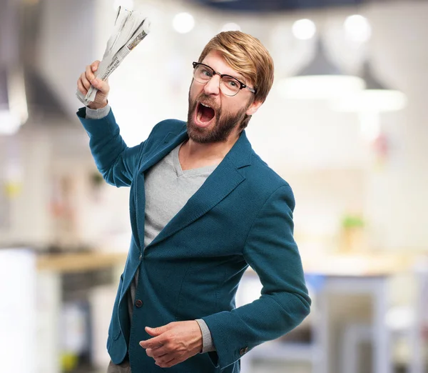 Hombre de negocios enojado con periódico — Foto de Stock