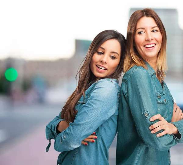 Glada systrar leende — Stockfoto