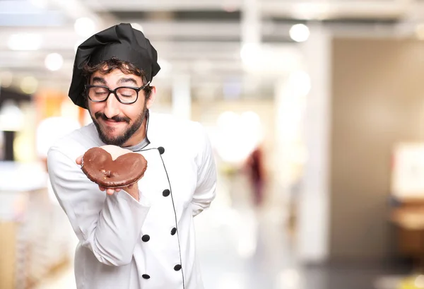 Šťastný mladý muž s pekárna — Stock fotografie