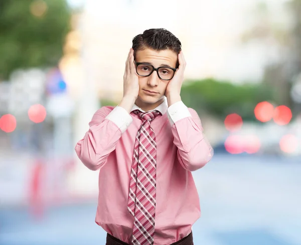 Orolig ung man i stressade pose — Stockfoto