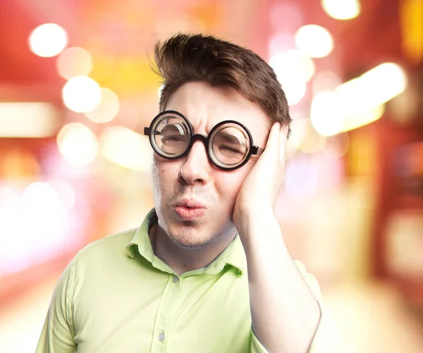 Joven enojado cubriendo el oído — Foto de Stock