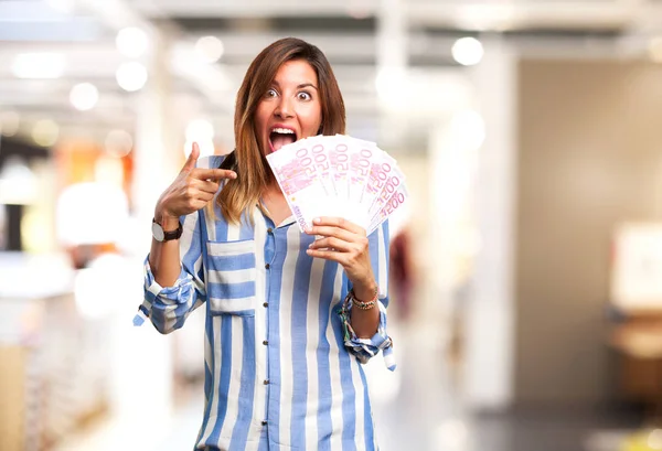 Glückliche junge Frau mit Scheinen — Stockfoto