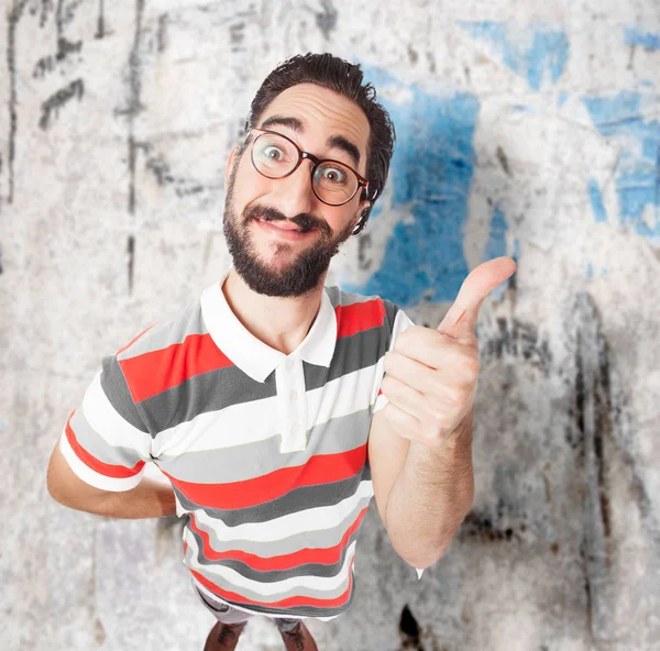 Tamam işareti ile çılgın genç adam