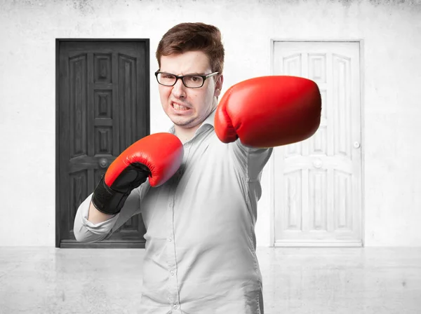 Jeune homme en colère boxe — Photo