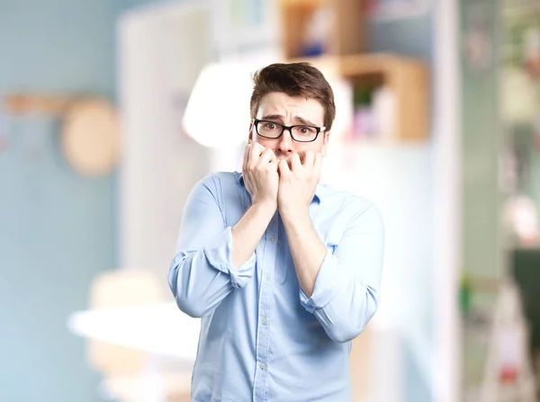 Jeune homme effrayé en pose inquiète — Photo