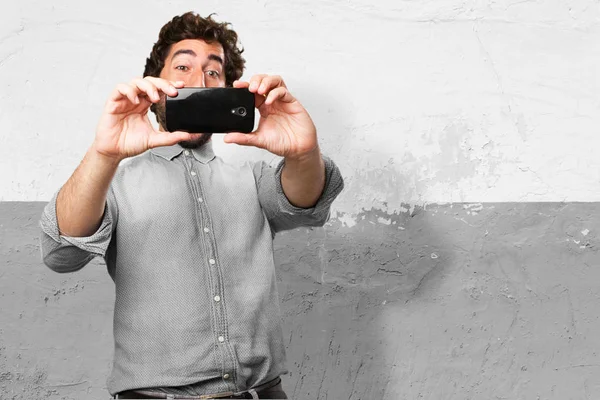 Onnellinen nuori mies selfie poseeraa — kuvapankkivalokuva