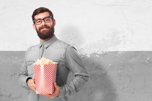 Šťastný mladý muž s popcorn — Stock fotografie