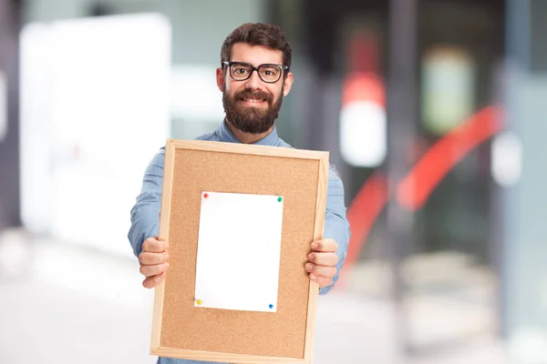 Счастливый молодой человек с картонкой — стоковое фото