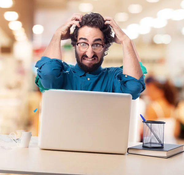Homem de negócios irritado com laptop — Fotografia de Stock