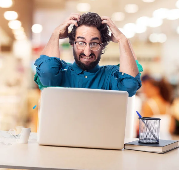 Hombre de negocios enojado con portátil — Foto de Stock