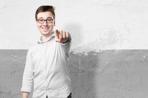 Joven feliz apuntando al frente —  Fotos de Stock