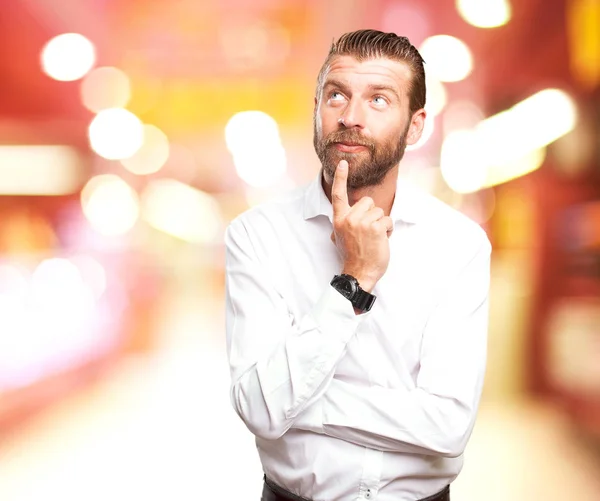 Überraschter junger Mann zweifelt — Stockfoto