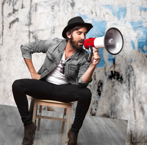 Jovem gritando com megafone — Fotografia de Stock