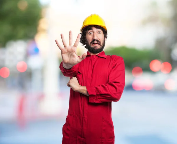 Trabalhador homem com sinal de stop gesto — Fotografia de Stock